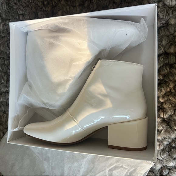 White boots - Women’s - New In Box - Picture 3 of 4
